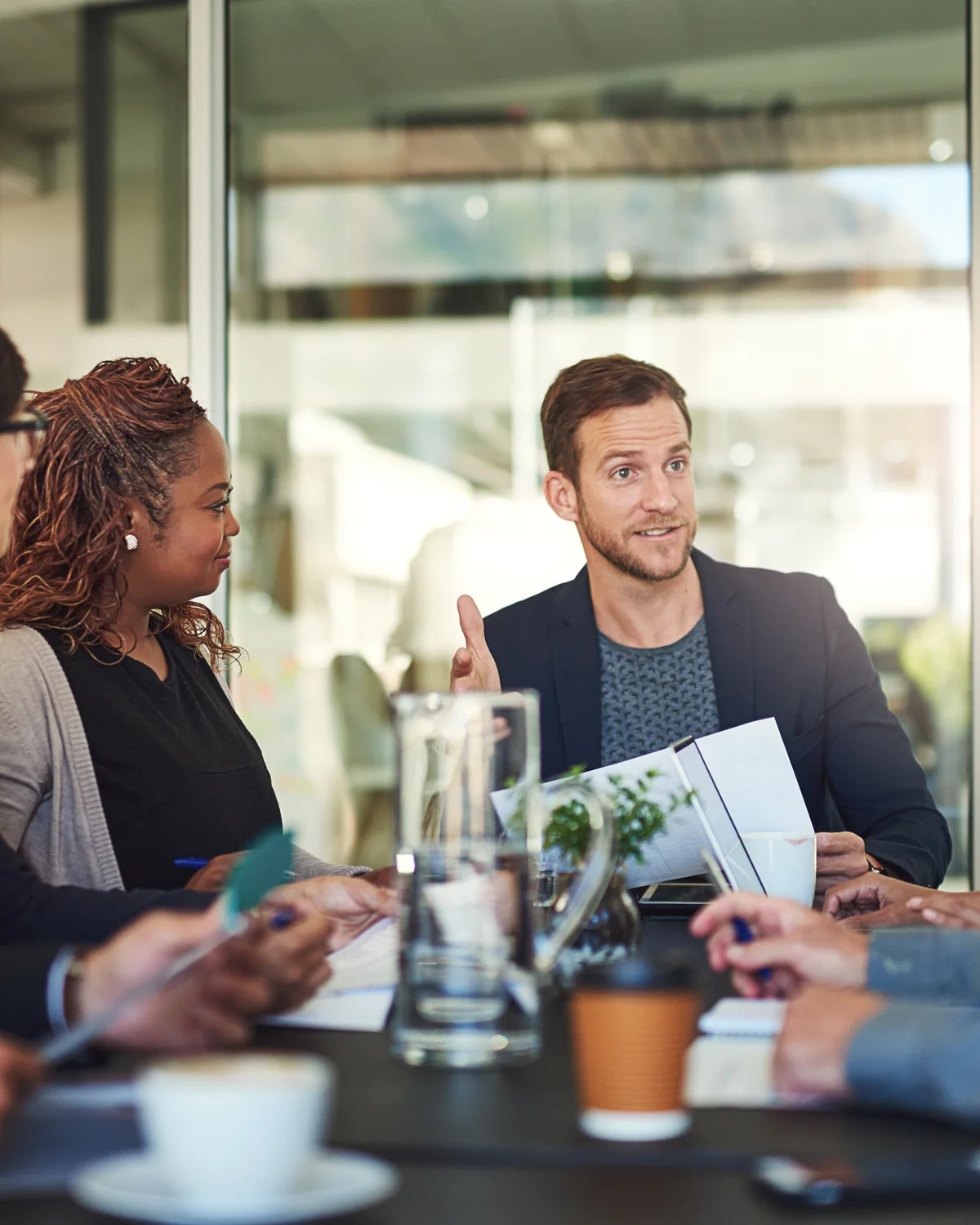 Reunião de equipe discutindo gestão e liderança